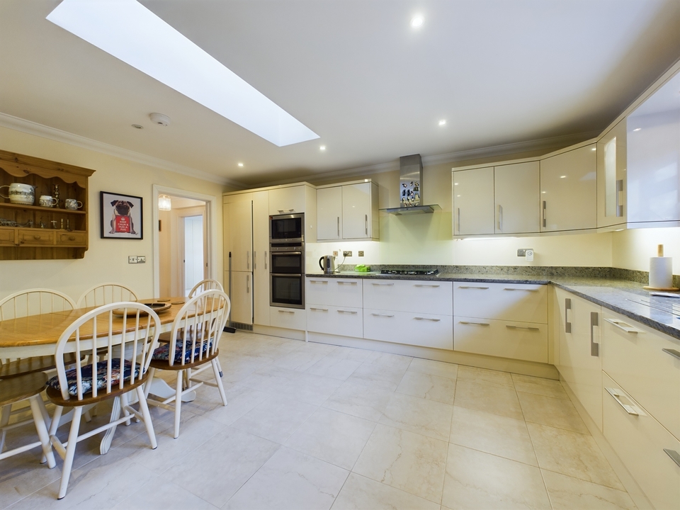 3 bed bungalow for sale in Common Road, High Wycombe  - Property Image 9