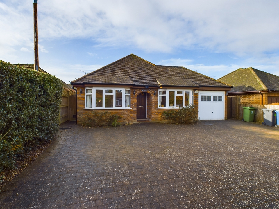 3 bed bungalow for sale in Common Road, High Wycombe - Property Image 1