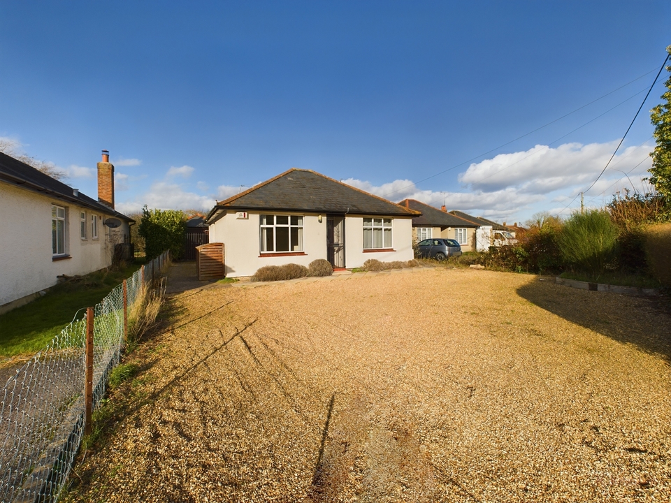 4 bed detached bungalow for sale in Squirrel Lane, High Wycombe - Property Image 1