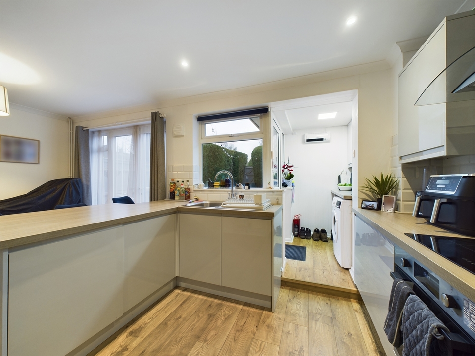 3 bed end of terrace house for sale in Meadow Walk, High Wycombe  - Property Image 5