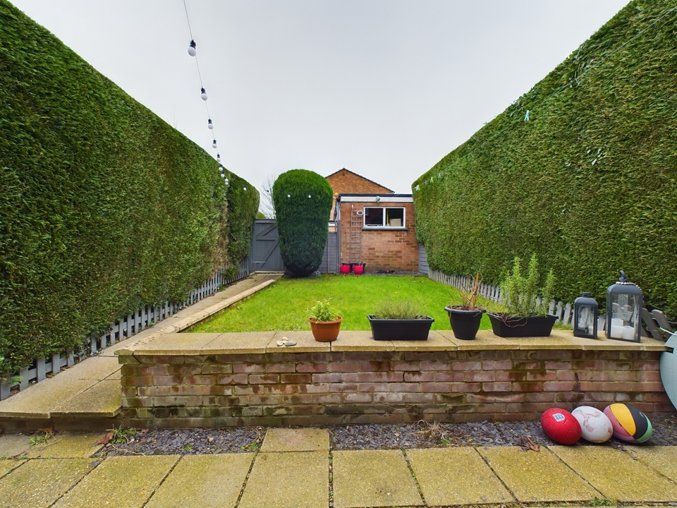 3 bed end of terrace house for sale in Meadow Walk, High Wycombe  - Property Image 2