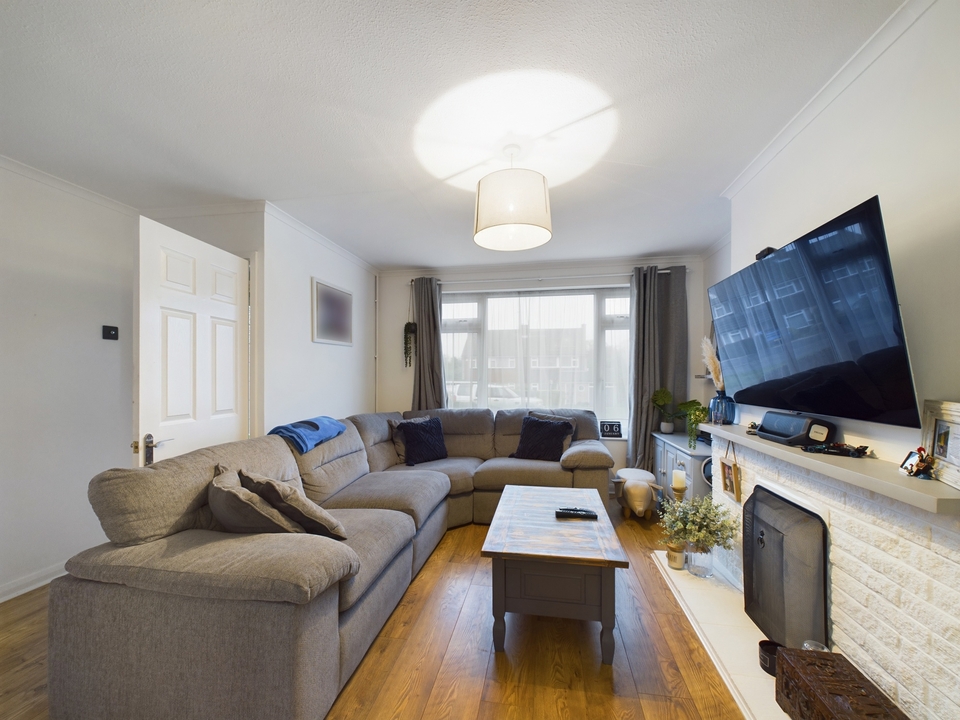 3 bed end of terrace house for sale in Meadow Walk, High Wycombe  - Property Image 3