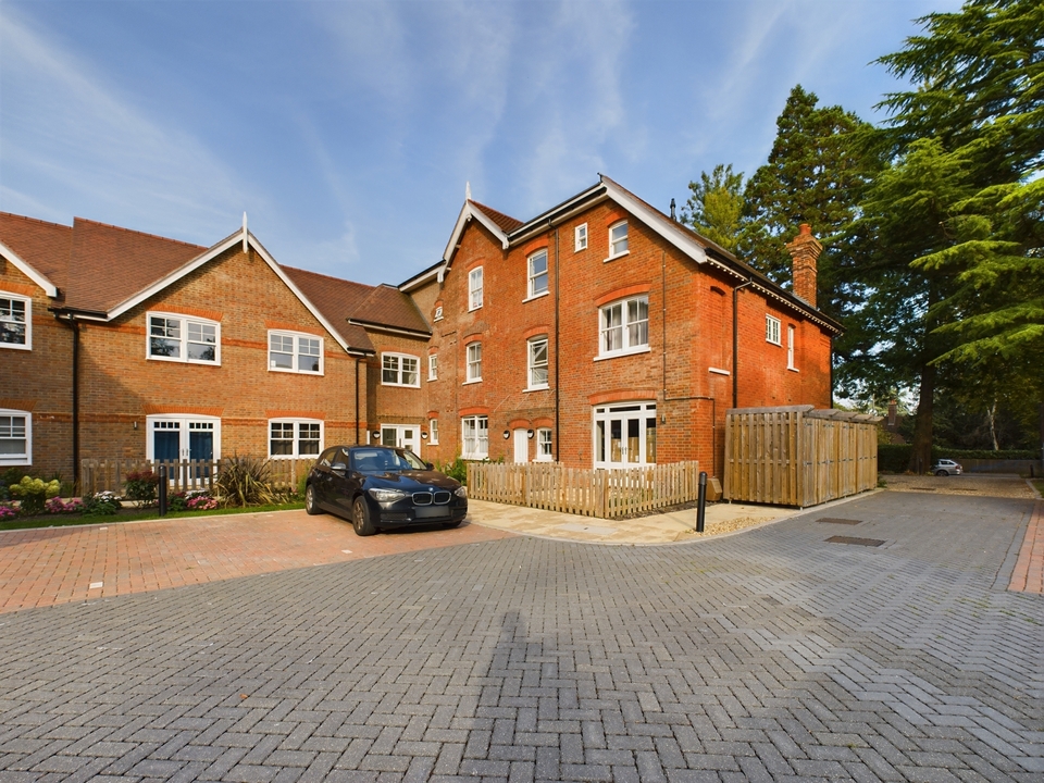 2 bed apartment for sale in Amersham Road, High Wycombe  - Property Image 2