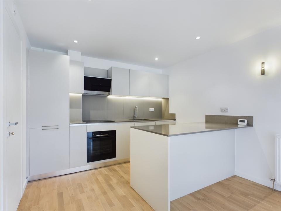 2 bed apartment for sale in Four Ashes Road, High Wycombe  - Property Image 5