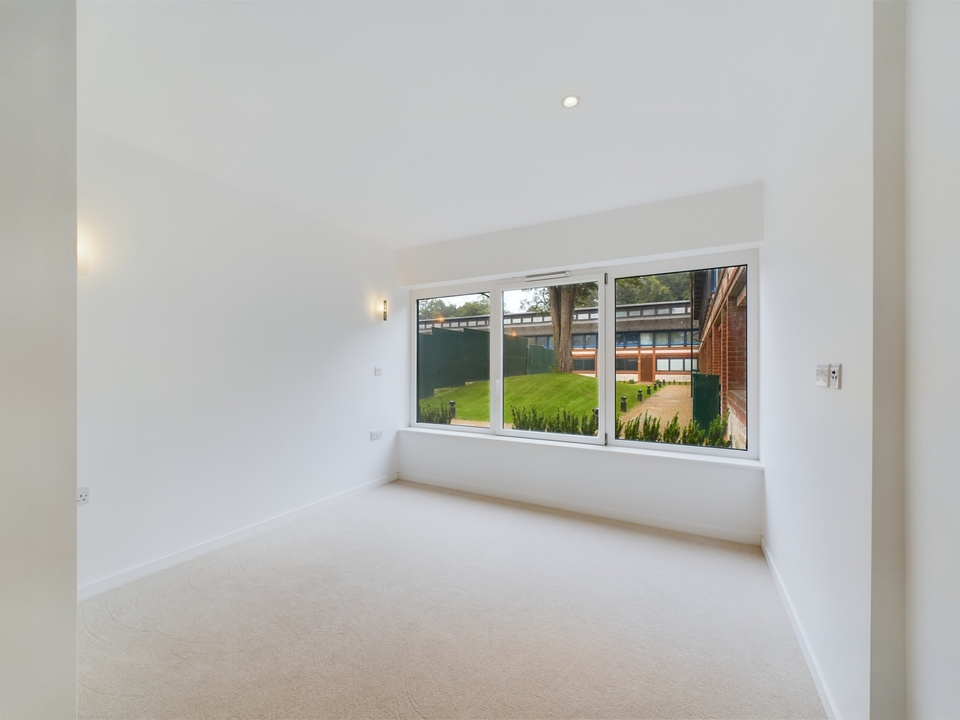 2 bed apartment for sale in Four Ashes Road, High Wycombe  - Property Image 8