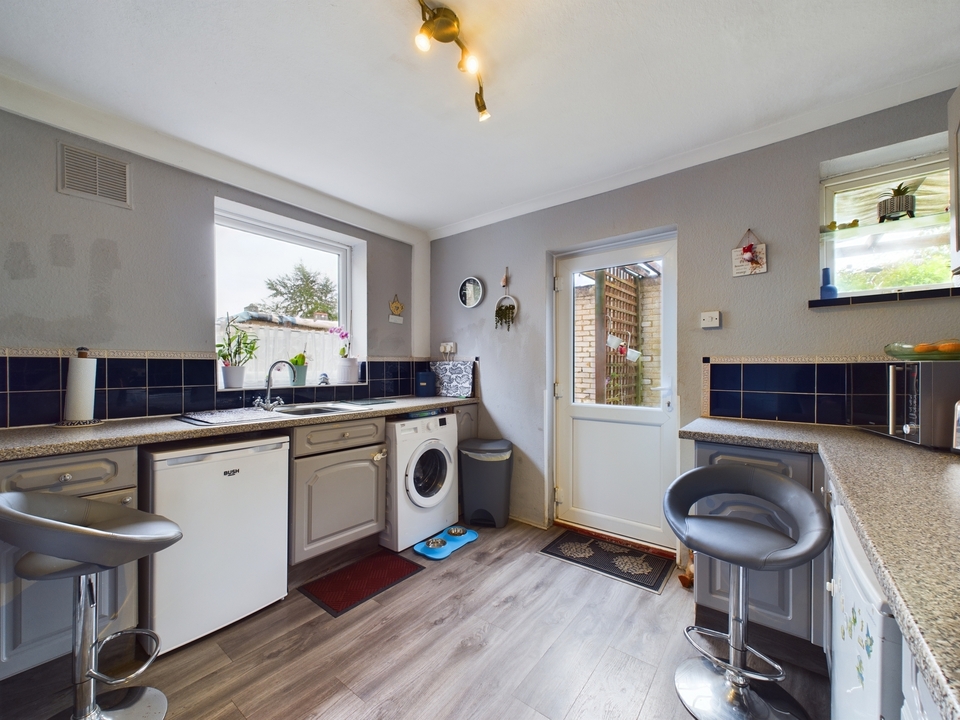 3 bed semi-detached house for sale in Hatters Lane, High Wycombe  - Property Image 13