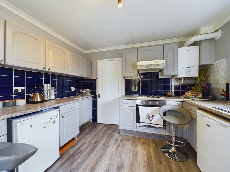 3 bed semi-detached house for sale in Hatters Lane, High Wycombe  - Property Image 6