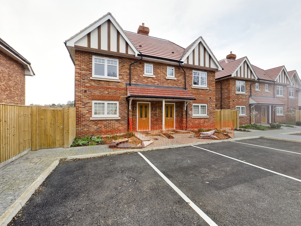 3 bed town house for sale in Templeside Gardens, High Wycombe - Property Image 1