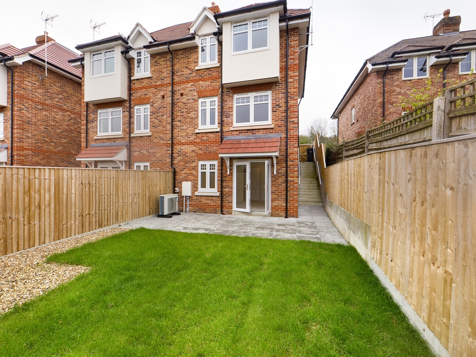 3 bed town house for sale in Templeside Gardens, High Wycombe  - Property Image 3