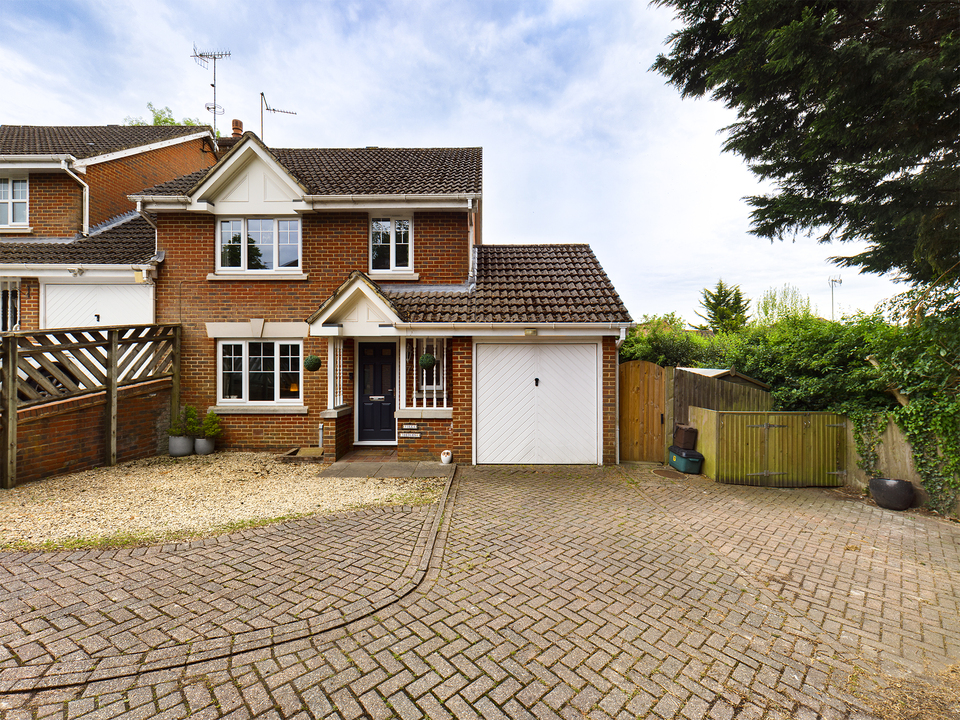 4 bed link detached house for sale in Hazlemere, High Wycombe, HP15