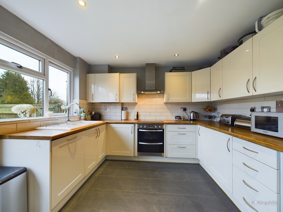 3 bed end of terrace house for sale in Hawthorn Crescent, High Wycombe  - Property Image 3