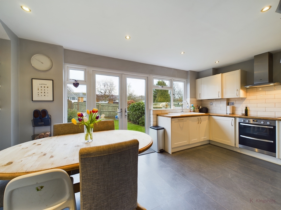 3 bed end of terrace house for sale in Hawthorn Crescent, High Wycombe  - Property Image 5
