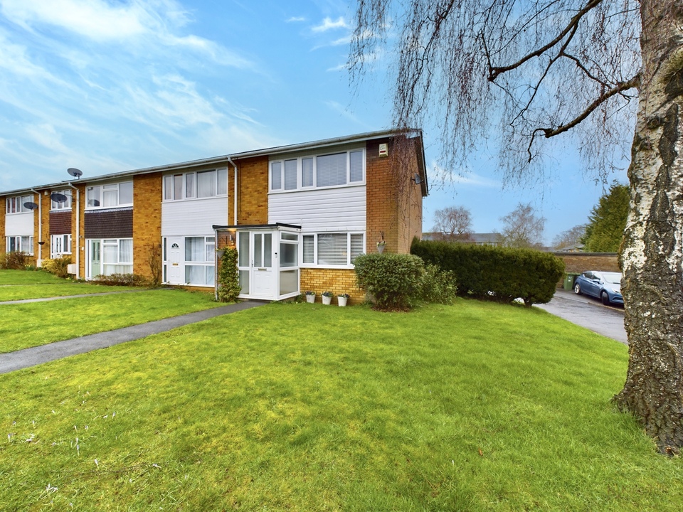 3 bed end of terrace house for sale in Hawthorn Crescent, High Wycombe  - Property Image 1