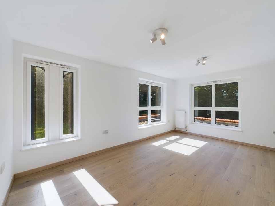 2 bed apartment for sale in Four Ashes Road, High Wycombe  - Property Image 2