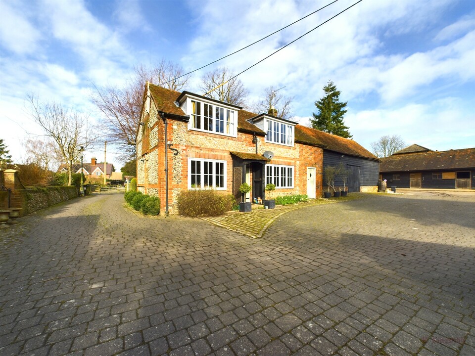 2 bed cottage to rent in Hunts Hill Lane, High Wycombe - Property Image 1