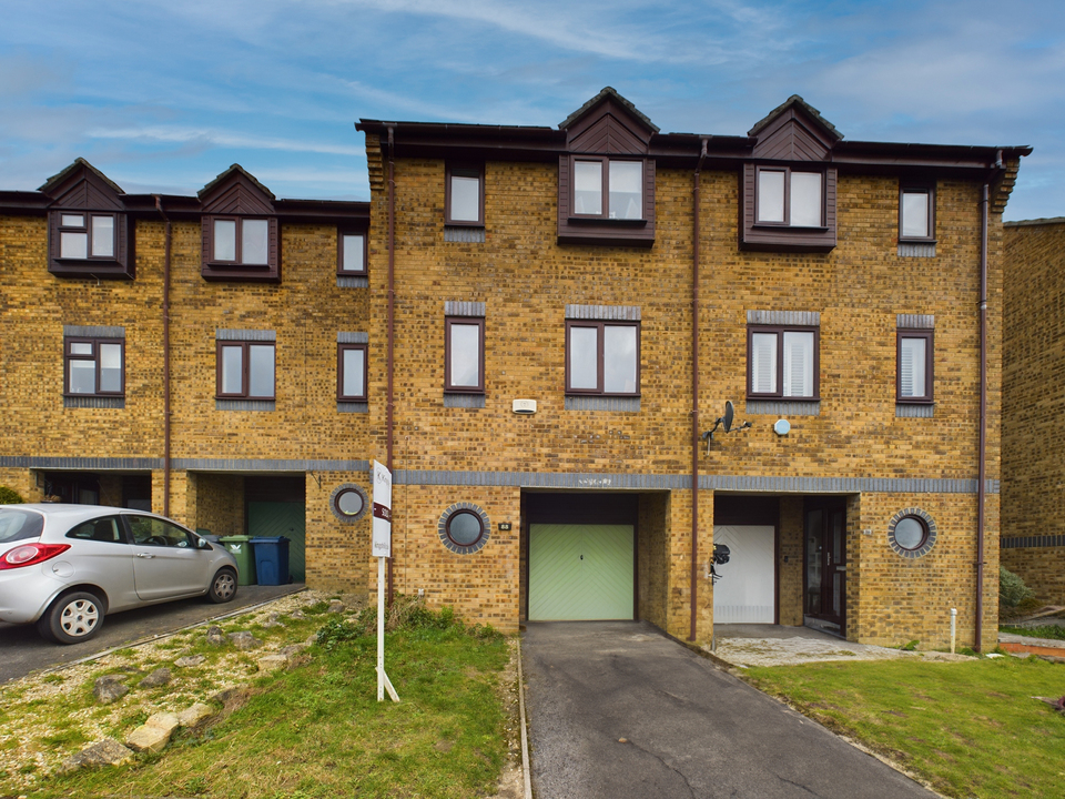 3 bed terraced house for sale in Garratts Way, High Wycombe - Property Image 1