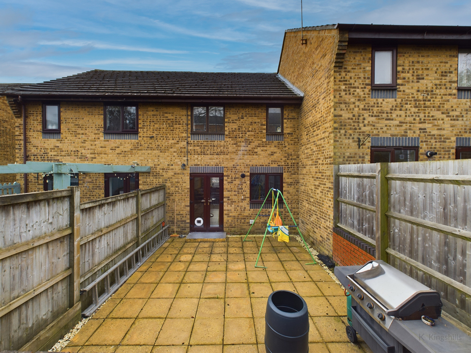 3 bed terraced house for sale in Garratts Way, High Wycombe  - Property Image 2