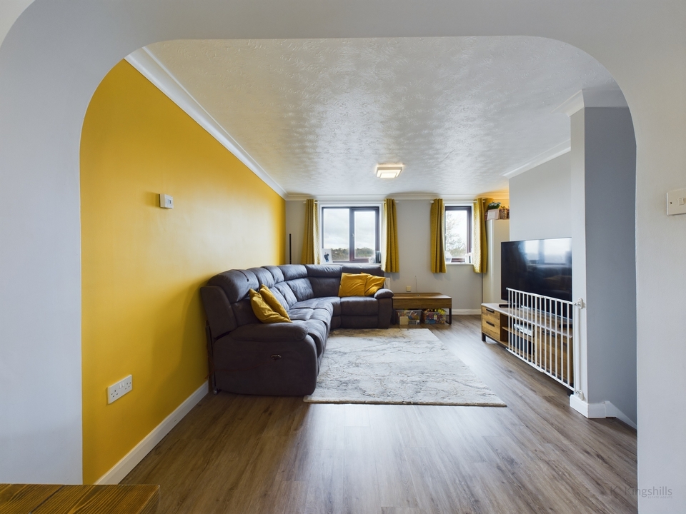 3 bed terraced house for sale in Garratts Way, High Wycombe  - Property Image 5