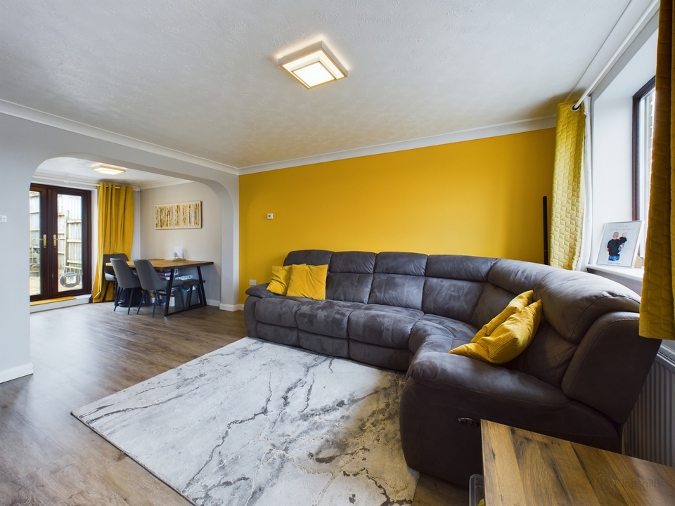 3 bed terraced house for sale in Garratts Way, High Wycombe  - Property Image 6