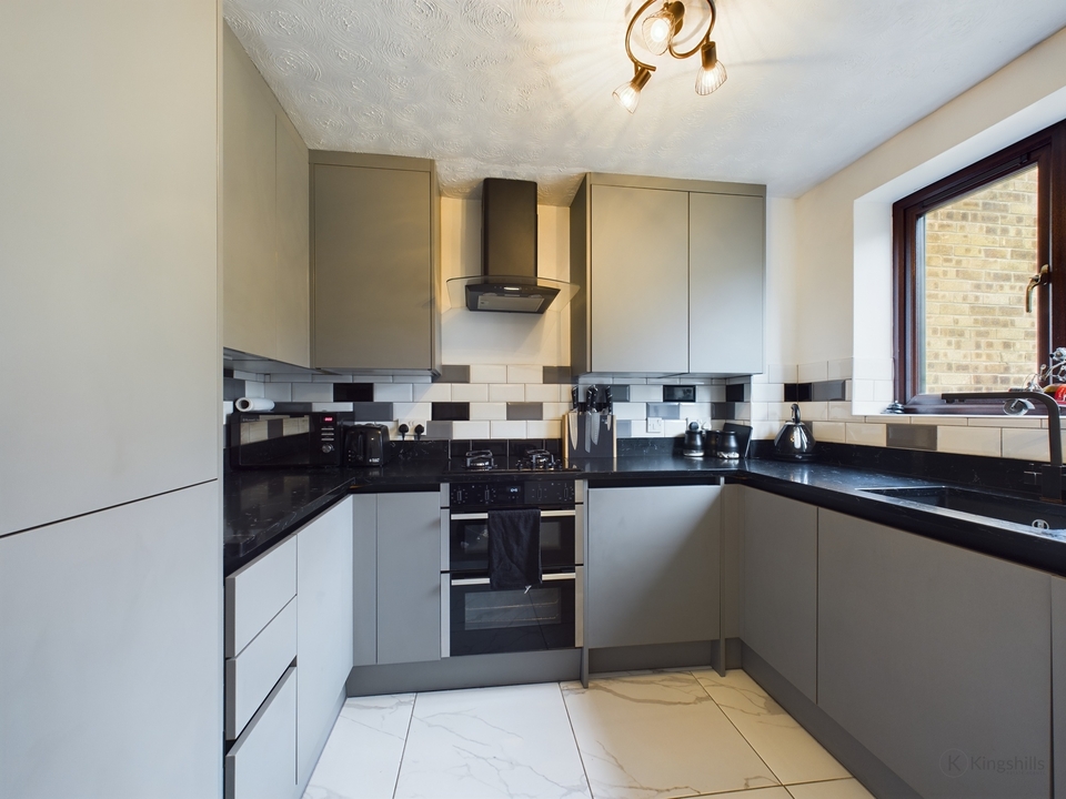3 bed terraced house for sale in Garratts Way, High Wycombe  - Property Image 4