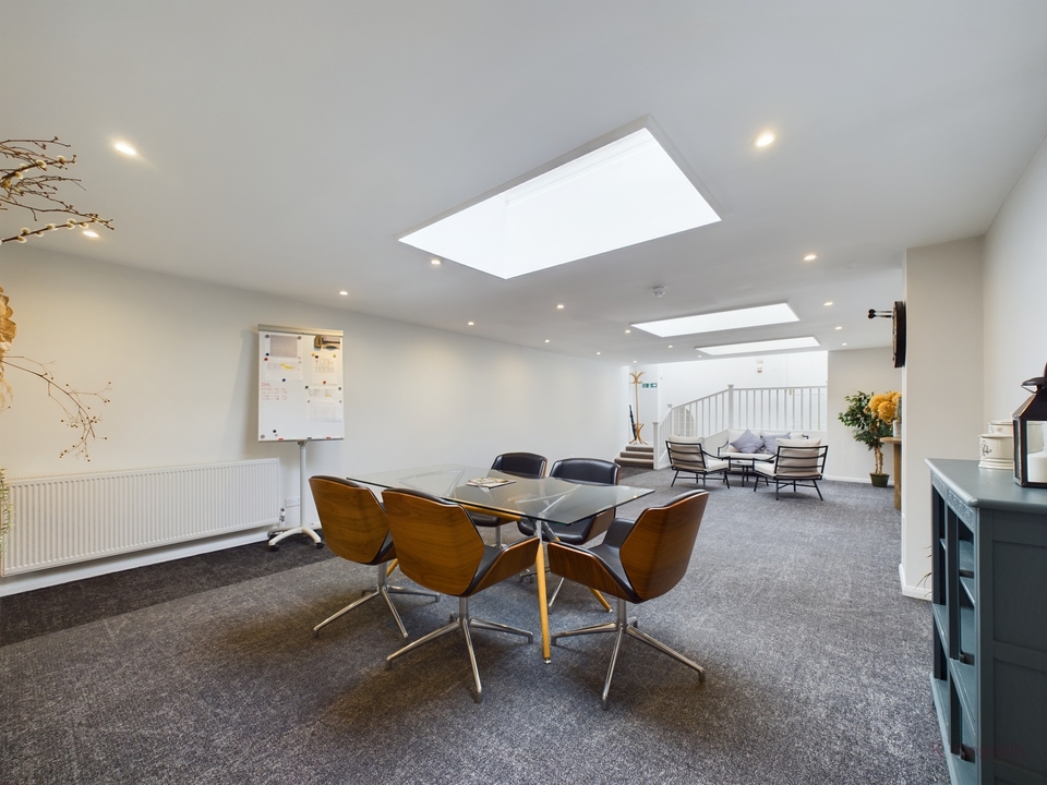 Office to rent in High Street, High Wycombe  - Property Image 6
