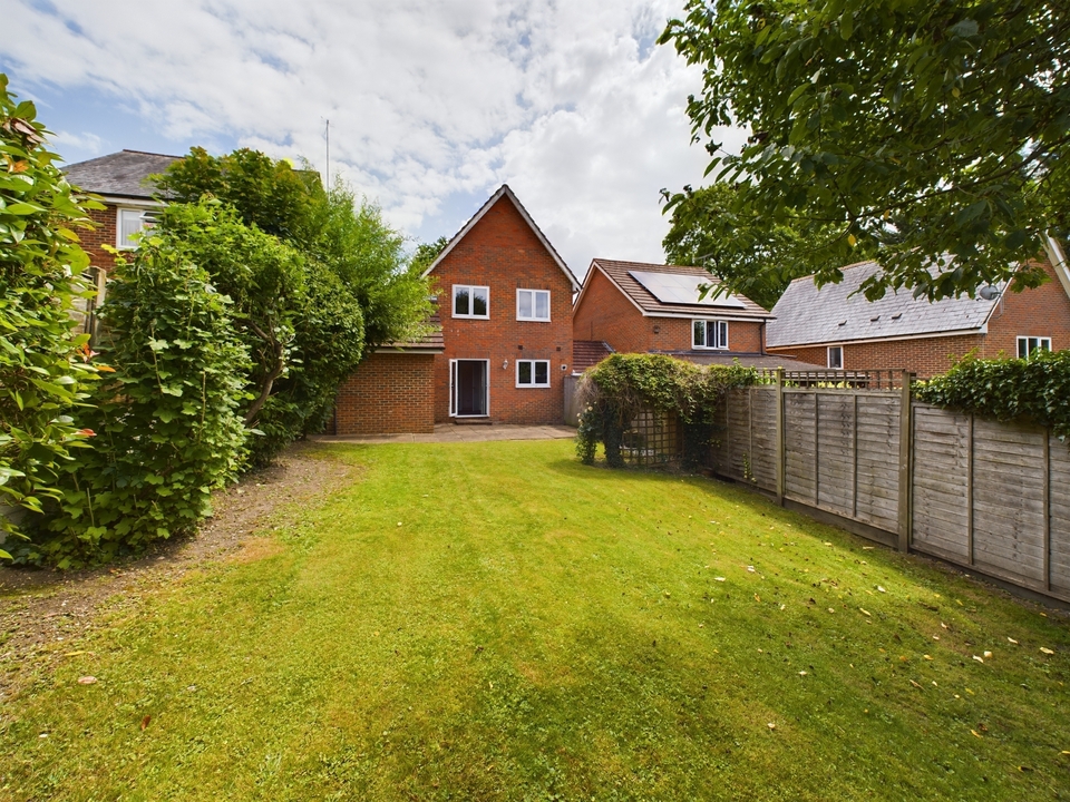 3 bed link detached house for sale in Thanstead Copse, High Wycombe  - Property Image 2