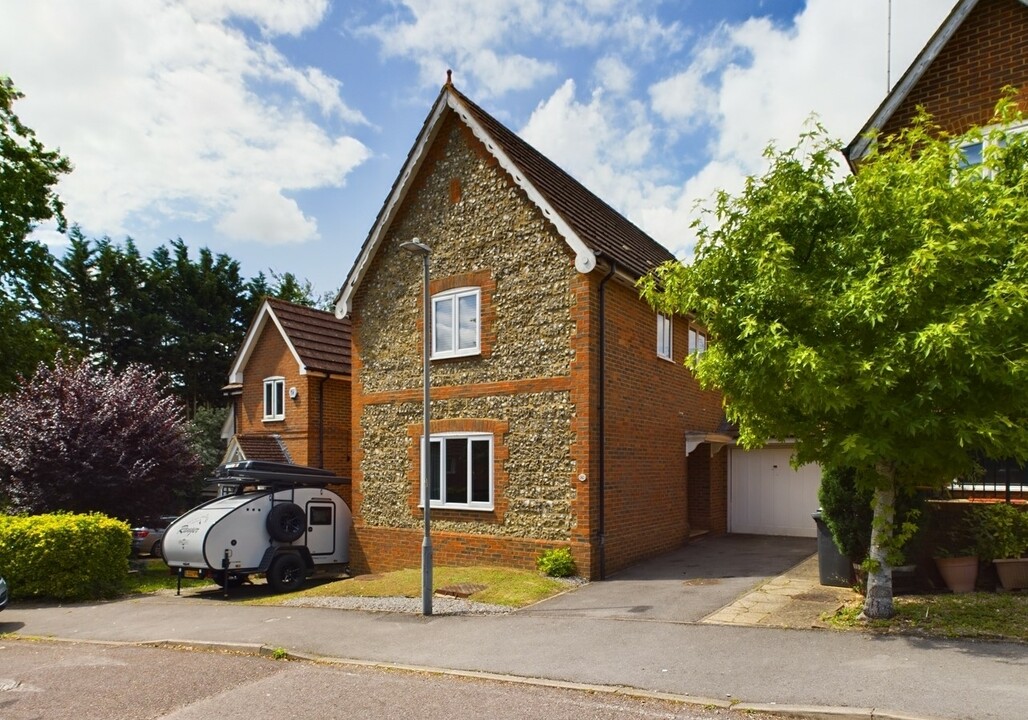 3 bed link detached house for sale in Thanstead Copse, High Wycombe - Property Image 1
