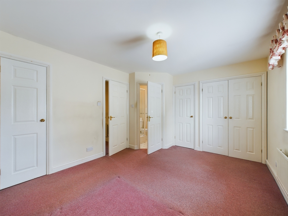 3 bed link detached house for sale in Thanstead Copse, High Wycombe  - Property Image 10