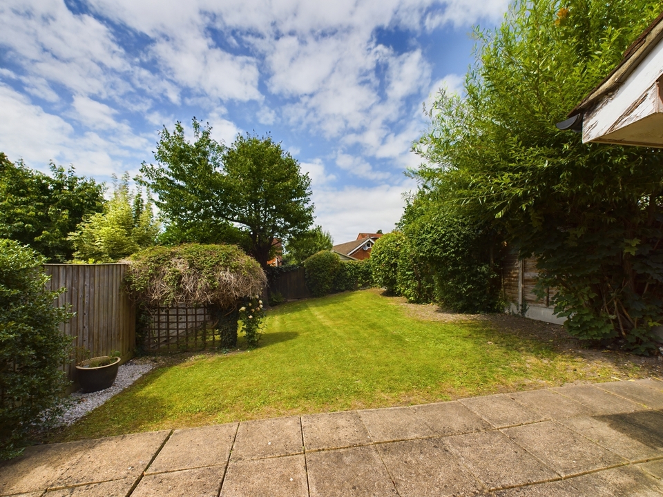 3 bed link detached house for sale in Thanstead Copse, High Wycombe  - Property Image 3