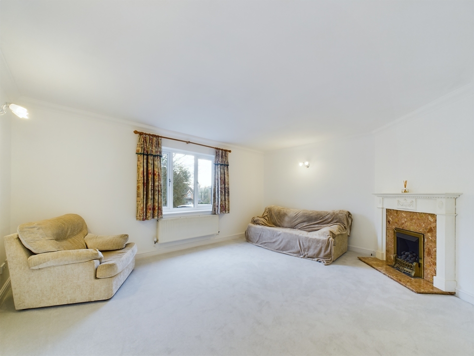 3 bed link detached house for sale in Thanstead Copse, High Wycombe  - Property Image 4