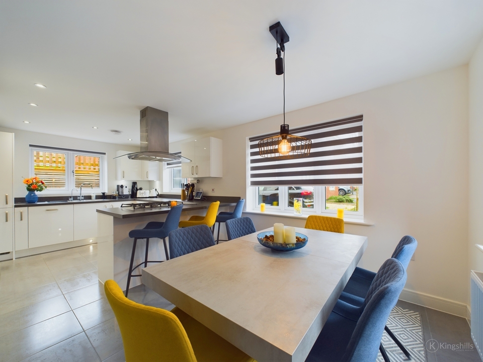 4 bed detached house for sale in Kelly Road, High Wycombe  - Property Image 2