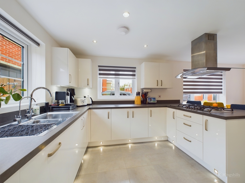 4 bed detached house for sale in Kelly Road, High Wycombe  - Property Image 3