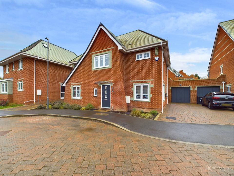4 bed detached house for sale in Kelly Road, High Wycombe  - Property Image 1