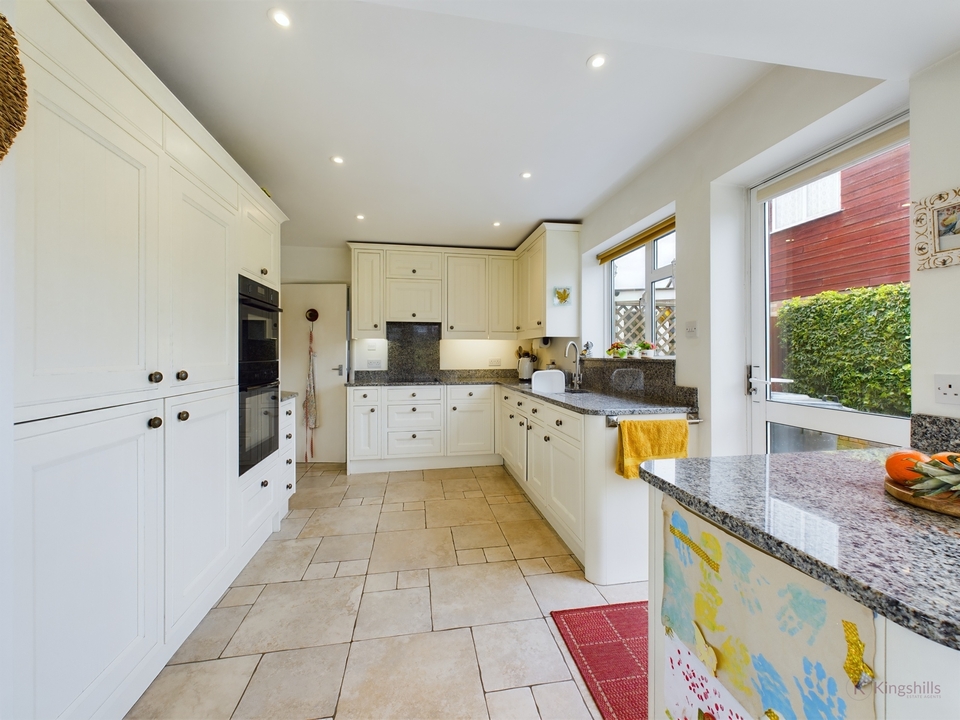 4 bed detached house for sale in Highlea Avenue, High Wycombe  - Property Image 6