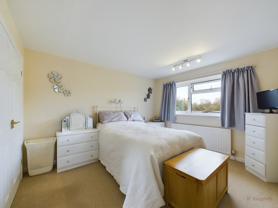 3 bed detached house for sale in Walters Ash, High Wycombe  - Property Image 10