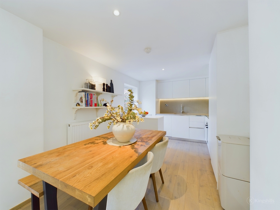 2 bed apartment for sale in Four Ashes Road, High Wycombe  - Property Image 3