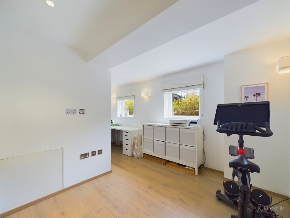 2 bed apartment for sale in Four Ashes Road, High Wycombe  - Property Image 14