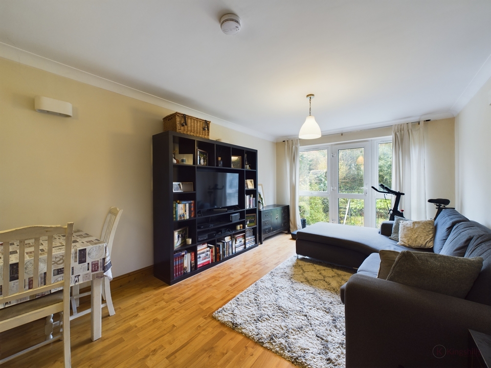 2 bed apartment to rent in Station Road, Amersham  - Property Image 3