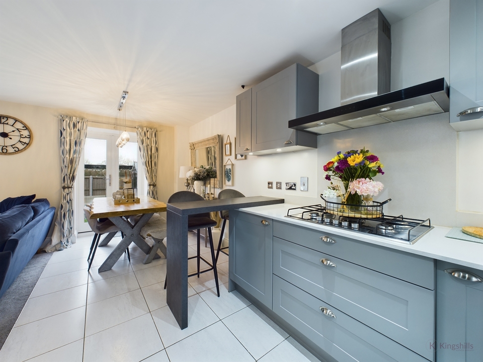 3 bed terraced house for sale in De Havilland Court, High Wycombe  - Property Image 5