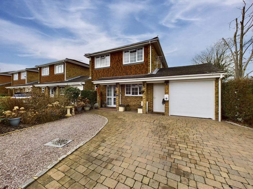 4 bed detached house for sale in Holmer Green, High Wycombe  - Property Image 1