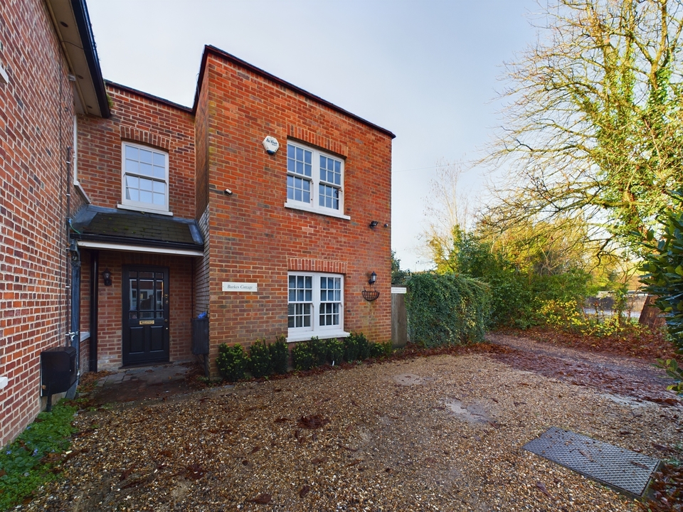 2 bed cottage to rent in Aylesbury End, Beaconsfield  - Property Image 1