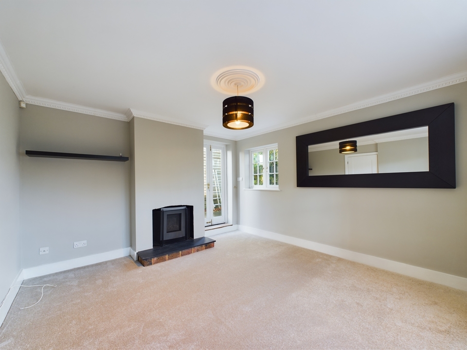2 bed cottage to rent in Aylesbury End, Beaconsfield  - Property Image 3