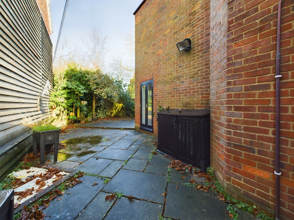 2 bed cottage to rent in Aylesbury End, Beaconsfield  - Property Image 11