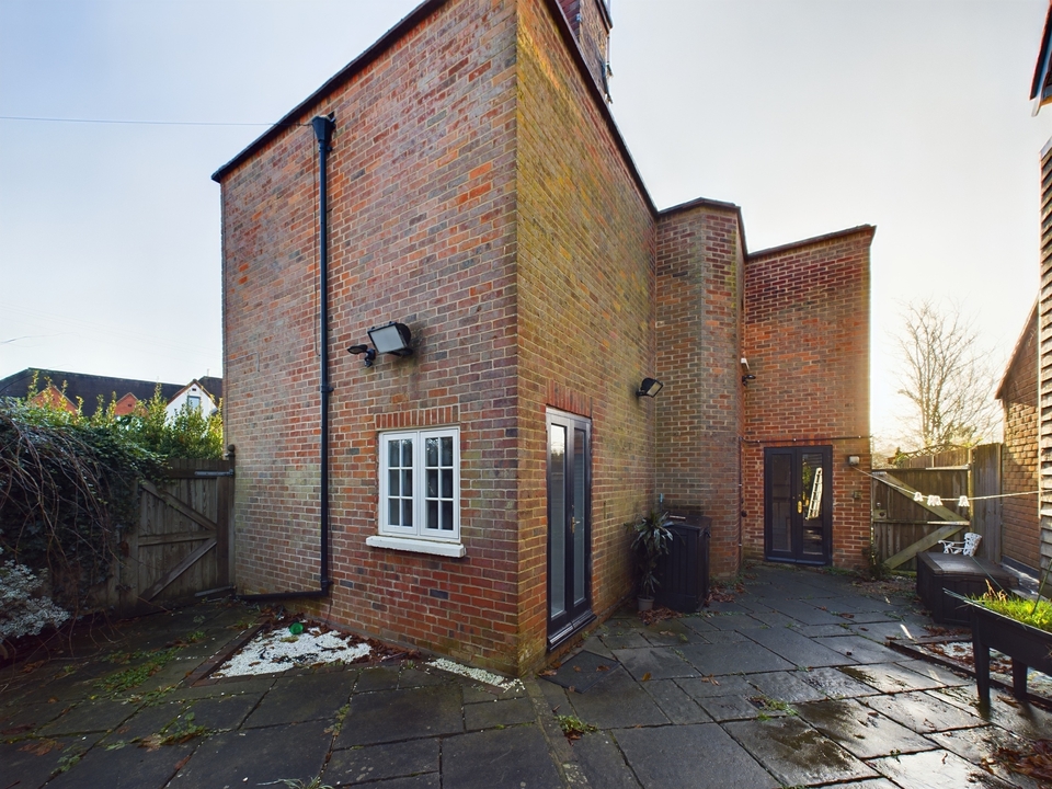 2 bed cottage to rent in Aylesbury End, Beaconsfield  - Property Image 13