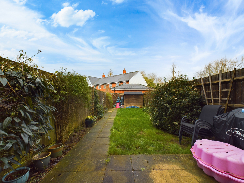 2 bed terraced house for sale in Sierra Road, High Wycombe  - Property Image 4