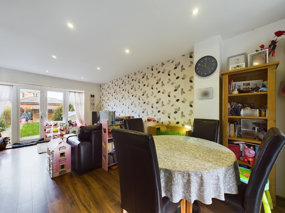 2 bed terraced house for sale in Sierra Road, High Wycombe  - Property Image 5