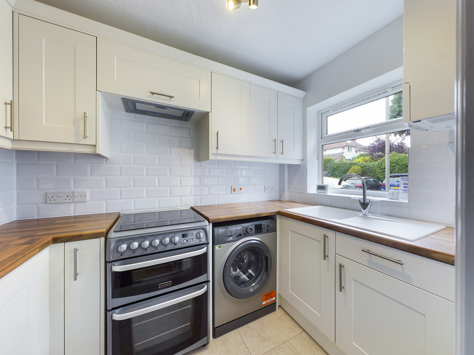 2 bed terraced house to rent in Elmhurst Close, High Wycombe  - Property Image 2