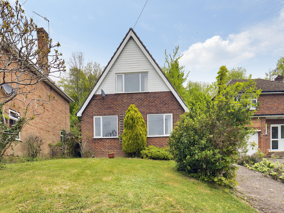 3 bed detached house for sale in Friars Gardens, High Wycombe - Property Image 1
