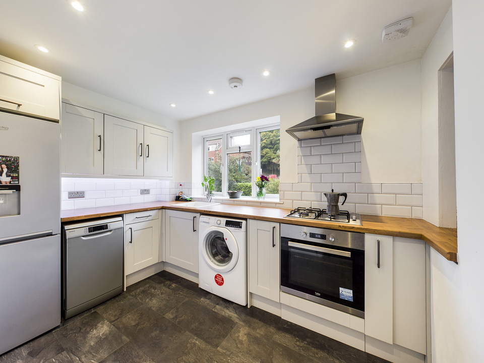 2 bed maisonette for sale in Amersham Hill, High Wycombe  - Property Image 3