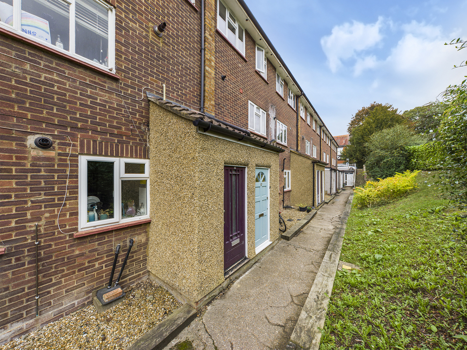2 bed maisonette for sale in Amersham Hill, High Wycombe  - Property Image 1